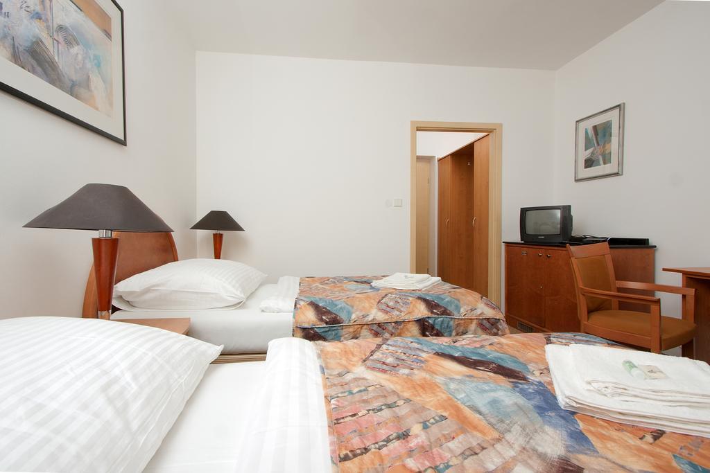 Hotel Chotol Horoměřice Cameră foto